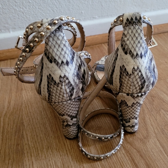 JLO Bannah Snakeskin wedge sandals - Picture 16 of 16